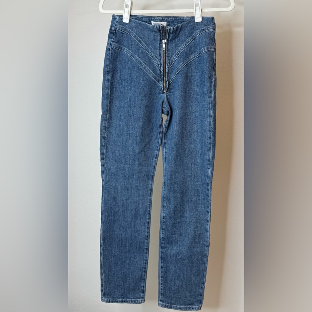 Good American Skinny Jeans in Medium Blue with Front zip.